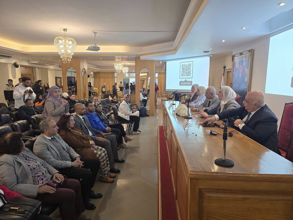 نظمت كلية العلوم الصيدلية والتصنيع الدوائي بالتعاون مع مركز بحوث واستطلاعات الرأي العام بجامعة مصر للعلوم والتكنولوجيا ندوة بعنوان: “أسلوب مواجهة الشائعات وتوقعها”
