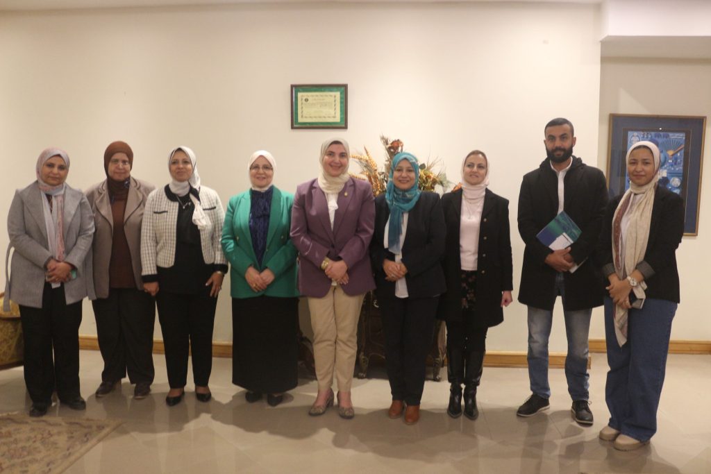 مشاركة كلية العلوم الصيدلية والتصنيع الدوائي بجامعة مصر للعلوم والتكنولوجيا في تدشين مبادرة “خذ بيدي””